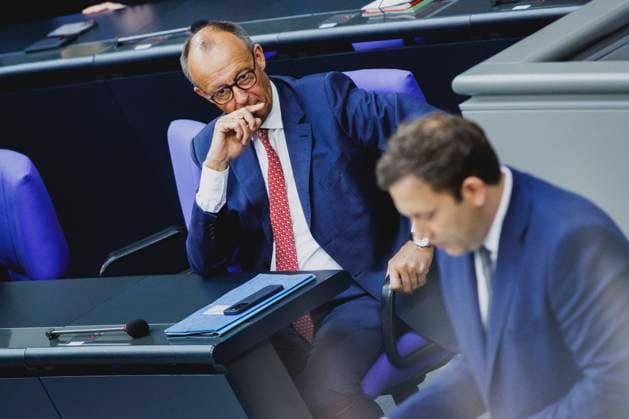 (L-R) Friedrich Merz (CDU), Bundeskanzler, und Lars Klingbeil, Bundesminister der Finanzen, aufgenommen im Rahmen der Haushaltsdebatte im Deutschen Bundestag in Berlin, 08.07.2025. Berlin Deutschland Copyright: xFlorianxGaertnerx