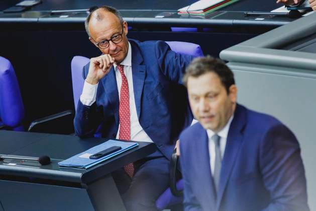 (L-R) Friedrich Merz (CDU), Bundeskanzler, und Lars Klingbeil, Bundesminister der Finanzen, aufgenommen im Rahmen der Haushaltsdebatte im Deutschen Bundestag in Berlin, 08.07.2025. Berlin Deutschland Copyright: xFlorianxGaertnerx