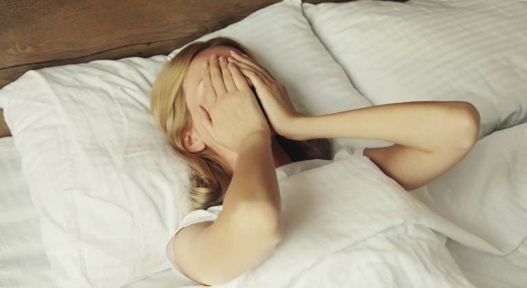 Aufgewühlte, traurige, weinende Frau, die ihre Augen und ihr Gesicht mit den Händen bedeckt, während sie Depressionen, Stress, Müdigkeit und seelisches Leid erlebt, während sie auf dem Bett im Schlafzimmer zu Hause liegt Upset sad crying woman covering her eyes and face with her hands while experiencing depression, stress, fatigue, mental suffering lying on the bed in bedroom at home Copyright: imageBROKER VeronikaxKorneva ibxiqx14269779.jpg ,model released, Symbolfoto ,property released