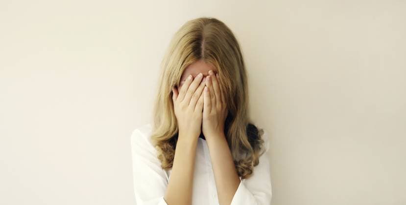 Aufgewühlte, traurige, weinende Frau, die ihre Augen und ihr Gesicht mit den Händen bedeckt, während sie unter Depressionen, Stress, Müdigkeit und seelischem Leid leidet Upset sad crying woman covering her eyes and face with her hands while experiencing depression, stress, fatigue, mental suffering Copyright: imageBROKER VeronikaxKorneva ibxiqx14269888.jpg ,model released, Symbolfoto ,property released