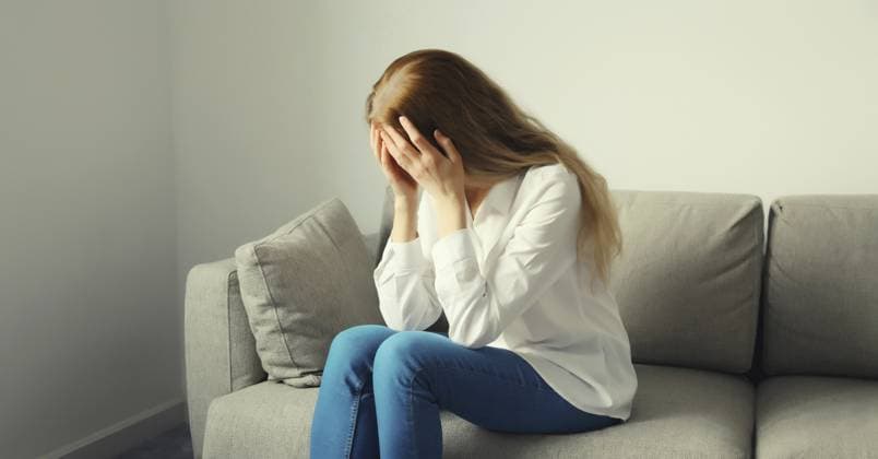 Aufgewühlte, traurige, weinende Frau, die ihre Augen und ihr Gesicht mit den Händen bedeckt, während sie unter Depressionen, Stress, Müdigkeit und seelischem Leid leidet und zu Hause auf der Couch sitzt Upset sad crying woman covering her eyes and face with her hands while experiencing depression, stress, fatigue, mental suffering sitting on the couch at home Copyright: imageBROKER VeronikaxKorneva ibxiqx14273018.jpg ,model released, Symbolfoto ,property released