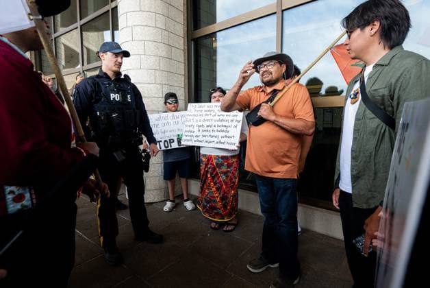 July 17, 2025, Gatineau, Qc, Canada: A protester from the Okiniwak Youth Led Movement, right, speaks with an officer from the Royal Canadian Mounted Police after being asked to move off the property of the Canadian Museum of History during the First Nations Summit in Gatineau, Que., on Thursday, July 17, 2025. Gatineau Canada - ZUMAc35_ 20250717_zaf_c35_024 Copyright: xSpencerxColbyx