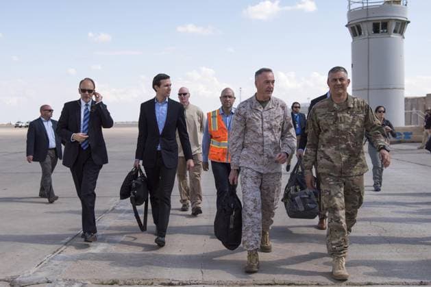 Le gendre de Donald Trump et proche conseiller du président, Jared Kushner, est en visite en Irak avec le général Joe Dunford, chef d’état-major interarmées américain à Baghdad, Irak, le 3 avril 2017. Marine Corps Gen. Joe Dunford, chairman of the Joint Chiefs of Staff, walks with Army Lt. Gen. Stephen J. Townsend, the commander of Combined Joint Task Force Operation Inherent Resolve; Jared Kushner, senior advisor to President Donald J. Trump; and U.S. Ambassador to Iraq Douglas A. Silliman after arriving in Baghdad, April 3, 2017. Baghdad Irak Copyright: xDoDxviaxBestimagexDoDxviaxBestimagex