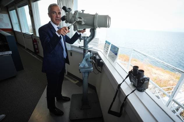 August 4, 2025, Nanoose Bay, Bc, CANADA: Prime Minister Mark Carney looks through high-powered ship binoculars during a visit to the Canadian Forces Maritime Experimental and Test Ranges (CFMETR) operations centre, on the Winchelsea Islands, near Nanoose Bay, B.C.,, on Monday, August 4, 2025. Nanoose Bay CANADA - ZUMAc35_ 20250804_zaf_c35_017 Copyright: xDarrylxDyckx