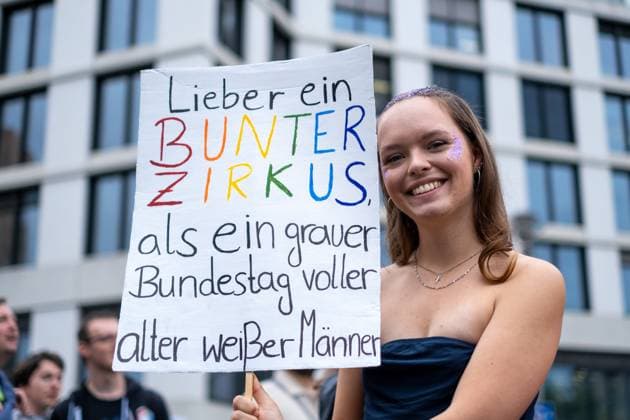 47. Christopher Street Day Parade unter dem Motto Nie wieder still! in Berlin. Die Demonstration fordert gleiche Rechte für Lesben, Schwule, Bisexuelle, Transgender, Intersexuelle und queere Menschen. 47th Christopher Street Day Parade under the motto Never be silent again! in Berlin. The demonstration demands equal rights for lesbians, gays, bisexuals, transgender, intersex and queer people. snapshot-photography K.M.Krause