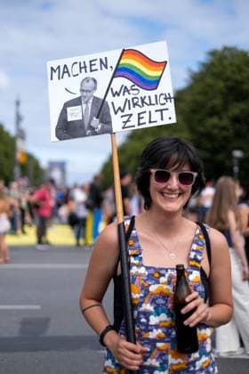 47. Christopher Street Day Parade unter dem Motto Nie wieder still! in Berlin. Die Demonstration fordert gleiche Rechte für Lesben, Schwule, Bisexuelle, Transgender, Intersexuelle und queere Menschen. 47th Christopher Street Day Parade under the motto Never be silent again! in Berlin. The demonstration demands equal rights for lesbians, gays, bisexuals, transgender, intersex and queer people. snapshot-photography K.M.Krause
