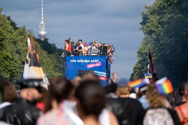 47. Christopher Street Day Parade unter dem Motto Nie wieder still! in Berlin. Die Demonstration fordert gleiche Rechte für Lesben, Schwule, Bisexuelle, Transgender, Intersexuelle und queere Menschen. 47th Christopher Street Day Parade under the motto Never be silent again! in Berlin. The demonstration demands equal rights for lesbians, gays, bisexuals, transgender, intersex and queer people. snapshot-photography K.M.Krause