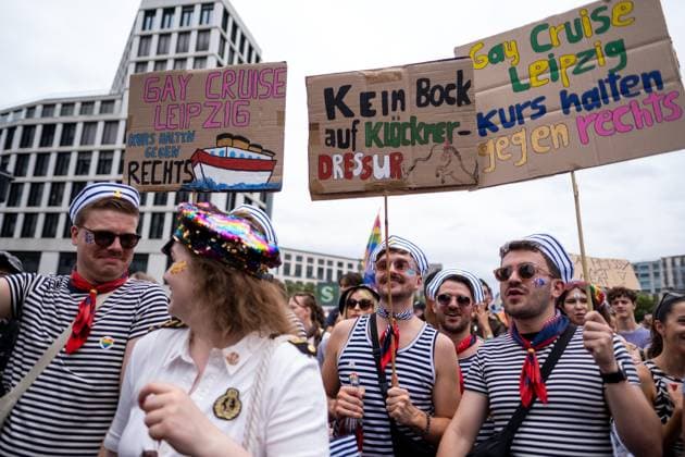 47. Christopher Street Day Parade unter dem Motto Nie wieder still! in Berlin. Die Demonstration fordert gleiche Rechte für Lesben, Schwule, Bisexuelle, Transgender, Intersexuelle und queere Menschen. 47th Christopher Street Day Parade under the motto Never be silent again! in Berlin. The demonstration demands equal rights for lesbians, gays, bisexuals, transgender, intersex and queer people. snapshot-photography K.M.Krause