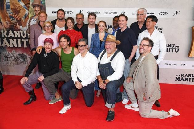 Jasmin Schwiers, Michael Herbig, Daniel Zillmann, Waldemar Kobus, Pit Bukowski, Rick Kavanian, Merlin Sandmeyer, Jan van Weyde, Sky du Mont, Christian Tramitz, Tutty Tran, Friedrich Mücke, Dorothee Erpenstein, Akeem van Flodrop, Jessica Schwarz, Tobias van Dieken bei der Weltpremiere des Kinofilms DAS KANU DES MANITU im Mathäser Filmpalast in München am 12.08.2025