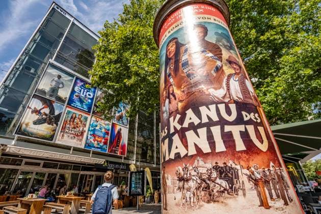 Das Kanu des Manitu, heute Kinostart der neuen Komödie von Bully Herbig, Royal Filmpalast am Goetheplatz, München, 14. August 2025 Deutschland, München, 14. August 2025, Das Kanu des Manitu, heute Kinostart der neuen Komödie von Bully Herbig, Filmplakat an der Litfaßsäule vor dem Royal Filmpalast, Kino am Goetheplatz, der Film ist die Fortsetzung des Blockbusters Der Schuh des Manitu von 2001, Bayern,