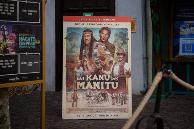 Das Kanu des Manitu, Premiere im Europa-Park Rust Kinopremiere, Das Kanu des Manitou, Michael Bully Herbig, Rick Kavanian, Christian Tramitz, Filmpremiere, Europa-Park, Voltron 4D, roter Teppich, Filmstart, Komödie, Westernparodie, Bullyparade, Schauspieler, Regisseur, Drehbuchautor, Presseevent, Sommerferien, Tourismus, Freizeitpark, Unterhaltung, Besucher, Medienereignis, Kinostart August 2025, deutsche Filmkomödie, Starauftritt, Fototermin, Rick Kavanian, Michael Herbig, Christian Tramitz Rust Europa Park Baden-Württemberg Deutschland Copyright: xFINLEYxMÖRCHx