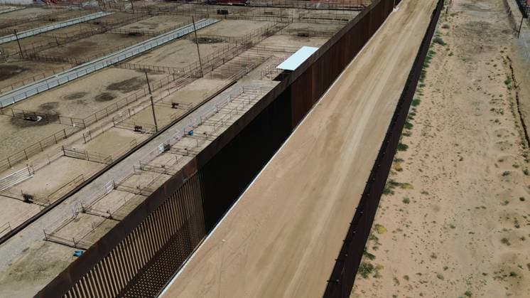 Construction of the new border wall between Santa Teresa and Ciudad Juarez CIUDAD JUAREZ , MEXICO - AUGUST 21: An aerial view of the new border wall, built nearly 400 meters between Santa Teresa and Ciudad Juarez, began to be painted black on the orders of President Donald Trump, in Ciudad Juarez, Mexico on 21 August, 2025. The Republican s goal is to make climbing the wall more difficult for migrants seeking to cross the border, and When something is painted black, it gets hotter, said Secretary of Homeland Security Kristi Noem during her visit to the area where she herself began painting part of the steel bars. The 9.14-meter (30-foot) high wall, which began construction on July 15 between the Mexican and U.S. Cattle Unions, functions a Copyright: x2025xAnadoluxChristianxTorresx