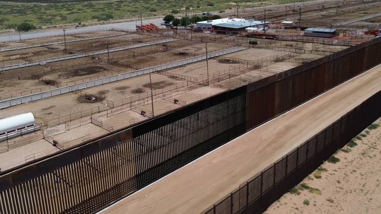 Construction of the new border wall between Santa Teresa and Ciudad Juarez CIUDAD JUAREZ , MEXICO - AUGUST 21: An aerial view of the new border wall, built nearly 400 meters between Santa Teresa and Ciudad Juarez, began to be painted black on the orders of President Donald Trump, in Ciudad Juarez, Mexico on 21 August, 2025. The Republican s goal is to make climbing the wall more difficult for migrants seeking to cross the border, and When something is painted black, it gets hotter, said Secretary of Homeland Security Kristi Noem during her visit to the area where she herself began painting part of the steel bars. The 9.14-meter (30-foot) high wall, which began construction on July 15 between the Mexican and U.S. Cattle Unions, functions a Copyright: x2025xAnadoluxChristianxTorresx