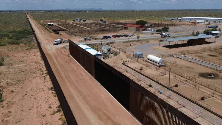 Construction of the new border wall between Santa Teresa and Ciudad Juarez CIUDAD JUAREZ , MEXICO - AUGUST 21: An aerial view of the new border wall, built nearly 400 meters between Santa Teresa and Ciudad Juarez, began to be painted black on the orders of President Donald Trump, in Ciudad Juarez, Mexico on 21 August, 2025. The Republican s goal is to make climbing the wall more difficult for migrants seeking to cross the border, and When something is painted black, it gets hotter, said Secretary of Homeland Security Kristi Noem during her visit to the area where she herself began painting part of the steel bars. The 9.14-meter (30-foot) high wall, which began construction on July 15 between the Mexican and U.S. Cattle Unions, functions a Copyright: x2025xAnadoluxChristianxTorresx