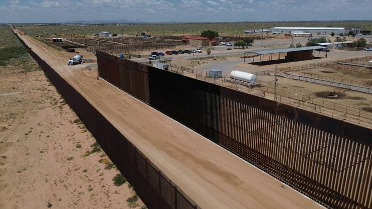 Construction of the new border wall between Santa Teresa and Ciudad Juarez CIUDAD JUAREZ , MEXICO - AUGUST 21: An aerial view of the new border wall, built nearly 400 meters between Santa Teresa and Ciudad Juarez, began to be painted black on the orders of President Donald Trump, in Ciudad Juarez, Mexico on 21 August, 2025. The Republican s goal is to make climbing the wall more difficult for migrants seeking to cross the border, and When something is painted black, it gets hotter, said Secretary of Homeland Security Kristi Noem during her visit to the area where she herself began painting part of the steel bars. The 9.14-meter (30-foot) high wall, which began construction on July 15 between the Mexican and U.S. Cattle Unions, functions a Copyright: x2025xAnadoluxChristianxTorresx