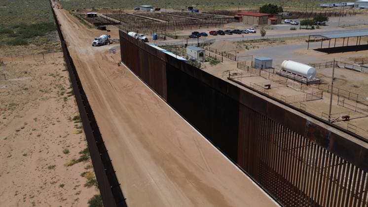 Construction of the new border wall between Santa Teresa and Ciudad Juarez CIUDAD JUAREZ , MEXICO - AUGUST 21: An aerial view of the new border wall, built nearly 400 meters between Santa Teresa and Ciudad Juarez, began to be painted black on the orders of President Donald Trump, in Ciudad Juarez, Mexico on 21 August, 2025. The Republican s goal is to make climbing the wall more difficult for migrants seeking to cross the border, and When something is painted black, it gets hotter, said Secretary of Homeland Security Kristi Noem during her visit to the area where she herself began painting part of the steel bars. The 9.14-meter (30-foot) high wall, which began construction on July 15 between the Mexican and U.S. Cattle Unions, functions a Copyright: x2025xAnadoluxChristianxTorresx