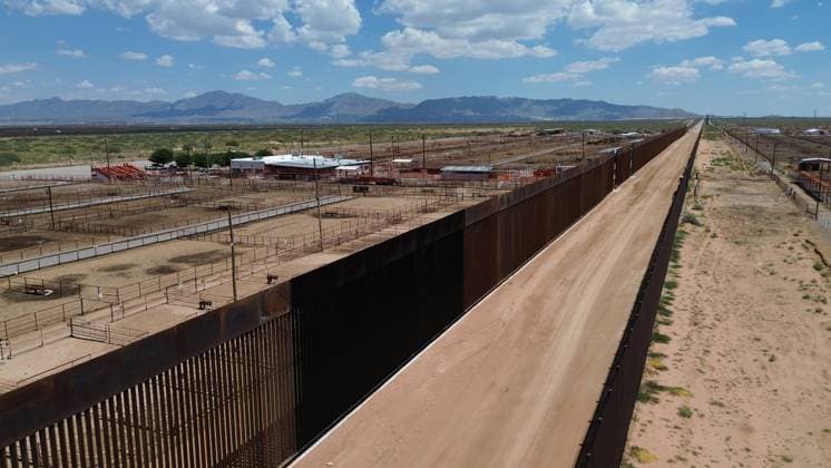 Construction of the new border wall between Santa Teresa and Ciudad Juarez CIUDAD JUAREZ , MEXICO - AUGUST 21: An aerial view of the new border wall, built nearly 400 meters between Santa Teresa and Ciudad Juarez, began to be painted black on the orders of President Donald Trump, in Ciudad Juarez, Mexico on 21 August, 2025. The Republican s goal is to make climbing the wall more difficult for migrants seeking to cross the border, and When something is painted black, it gets hotter, said Secretary of Homeland Security Kristi Noem during her visit to the area where she herself began painting part of the steel bars. The 9.14-meter (30-foot) high wall, which began construction on July 15 between the Mexican and U.S. Cattle Unions, functions a Copyright: x2025xAnadoluxChristianxTorresx