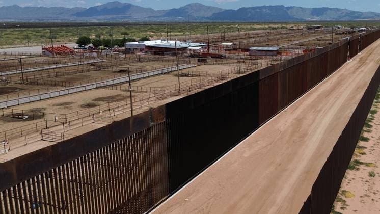 Construction of the new border wall between Santa Teresa and Ciudad Juarez CIUDAD JUAREZ , MEXICO - AUGUST 21: An aerial view of the new border wall, built nearly 400 meters between Santa Teresa and Ciudad Juarez, began to be painted black on the orders of President Donald Trump, in Ciudad Juarez, Mexico on 21 August, 2025. The Republican s goal is to make climbing the wall more difficult for migrants seeking to cross the border, and When something is painted black, it gets hotter, said Secretary of Homeland Security Kristi Noem during her visit to the area where she herself began painting part of the steel bars. The 9.14-meter (30-foot) high wall, which began construction on July 15 between the Mexican and U.S. Cattle Unions, functions a Copyright: x2025xAnadoluxChristianxTorresx