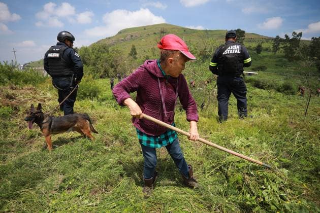 Human remains found during a search operation for missing persons in Mexico STATE OF MEXICO, MEXICO - AUGUST 26: A relative of a missing person takes part in a search brigade while police officers secure the area, at the Sierra de Guadalupe, in the State of Mexico, Mexico on August 26, 2025. Human remains were found in the mountainous area of Sierra de Guadalupe during a search operation carried out by relatives of missing persons, members of the National Guard, collectives and members of the Investigation Police, among others. The number of people reported as disappeared continues to rise in the country, now exceeding 130,000 Daniel Cardenas Anadolu State of Mexico Mexico. Editorial use only. Please get in touch for any other usage. Copyright: x2025xAnadoluxDanielxCardenasx