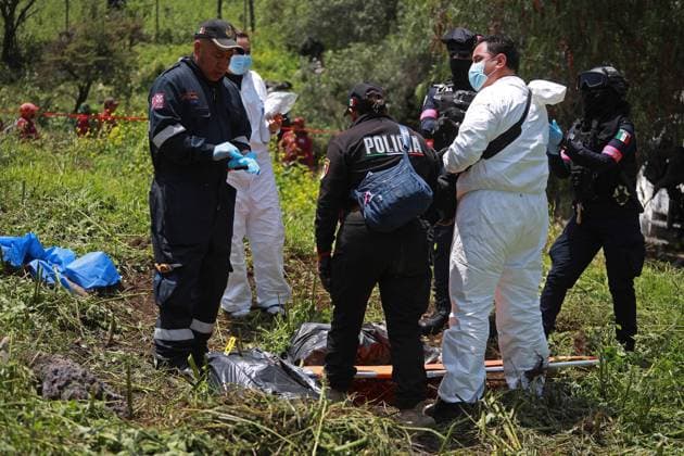 Human remains found during a search operation for missing persons in Mexico STATE OF MEXICO, MEXICO - AUGUST 26: Human remains inside bags are secured by forensic experts and police officers during a search operation, at the Sierra de Guadalupe, in the State of Mexico, Mexico on August 26, 2025. Human remains were found in the mountainous area of Sierra de Guadalupe during a search operation carried out by relatives of missing persons, members of the National Guard, collectives and members of the Investigation Police, among others. The number of people reported as disappeared continues to rise in the country, now exceeding 130,000 Daniel Cardenas Anadolu State of Mexico Mexico. Editorial use only. Please get in touch for any other usage. Copyright: x2025xAnadoluxDanielxCardenasx