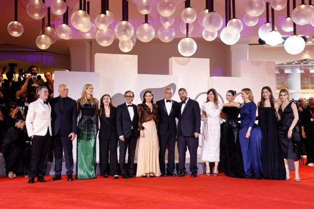 Billy Crudup, Giovanni Zeqireya, Laura Dern, Gast, Giovanni Esposito, Riley Keough, George Clooney, Adam Sandler, Emily Mortimer, Eve Hewson, Alba Rohrwacher, Sadie Sandler und Gast bei der Premiere des Kinofilms Jay Kelly auf der Biennale di Venezia 2025 82. Internationale Filmfestspiele von Venedig im Palazzo del Cinema. Venedig, 28.08.2025