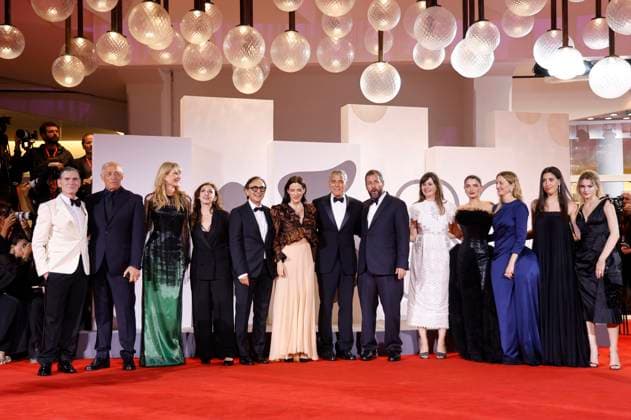 Billy Crudup, Giovanni Zeqireya, Laura Dern, Gast, Giovanni Esposito, Riley Keough, George Clooney, Adam Sandler, Emily Mortimer, Eve Hewson, Alba Rohrwacher, Sadie Sandler und Gast bei der Premiere des Kinofilms Jay Kelly auf der Biennale di Venezia 2025 82. Internationale Filmfestspiele von Venedig im Palazzo del Cinema. Venedig, 28.08.2025