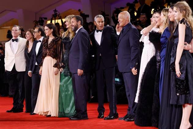 Billy Crudup, Giovanni Zeqireya, Laura Dern, Giovanni Esposito, Riley Keough, George Clooney, Adam Sandler, Emily Mortimer, Eve Hewson, Alba Rohrwacher, Sadie Sandler und Gäste bei der Premiere des Kinofilms Jay Kelly auf der Biennale di Venezia 2025 82. Internationale Filmfestspiele von Venedig im Palazzo del Cinema. Venedig, 28.08.2025