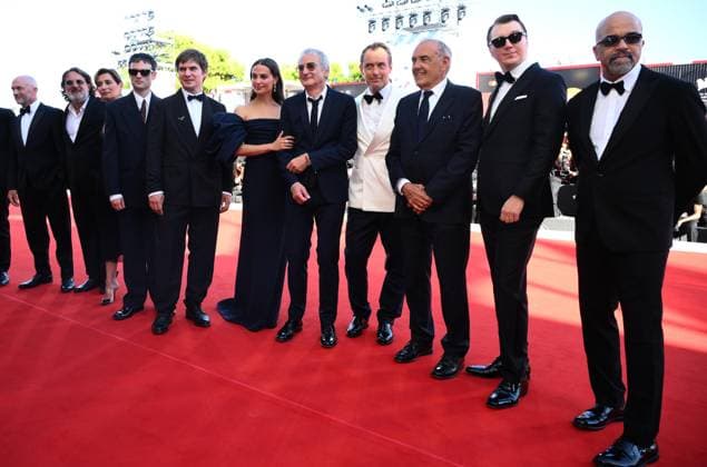 August 31, 2025, Venice, ITALY: (L-R) British actor Will Keen, guests, British actor Tom Sturridge, guest, Swedish actor Alicia Vikander, French director Olivier Assayas, British actor Jude Law, Festival Director Alberto Barbera, US actors Paul Dano and Jeffrey Wright arrive for the premiere of Le Mage du Kremlin (The Wizard of the Kremlkin) during the 82nd Venice Film Festival in Venice, Italy, 31 August 2025. The movie is presented in official competition Venezia 82 at the festival running from 27 August to 06 September 2025. ANSA ETTORE FERRARI. Venice ITALY - ZUMAa110 20250831_zaf_a110_022 Copyright: xEttorexFerrarix