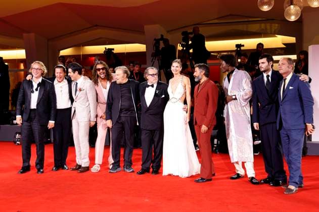 Olmo Schnabel, Vito Schnabel, Louis Cancelmi, Jason Momoa, Franco Nero, Julian Schnabel, Louise Kugelberg, Oscar Isaac, Benjamin Clementine, Duke Nicholson und Francesco Melzi d™Eril bei der Premiere des Kinofilms In the Hand of Dante auf der Biennale di Venezia 2025 82. Internationale Filmfestspiele von Venedig im Palazzo del Cinema. Venedig, 03.09.2025