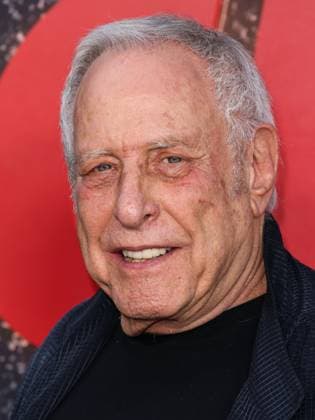 Los Angeles Premiere Of Netflix s aka Charlie Sheen Season 1 HOLLYWOOD, LOS ANGELES, CALIFORNIA, USA - SEPTEMBER 04: American film producer and the president and co-founder of Atlas Entertainment Charles Roven arrives at the Los Angeles Premiere Of Netflix s aka American actor Charlie Sheen Season 1 held at the Netflix Tudum Theater on September 4, 2025 in Hollywood, Los Angeles, California, United States., Credit:Xavier Collin Avalon United States, California, Hollywood, Netflix Tudum Theater Copyright: xXavierxCollinx xAvalonx 1034387044