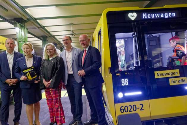 Premierenfahrt Berliner U-Bahn Reihe JK 2025-09-08 Deutschland, Berlin Start für den Einsatz der neuen Berliner U-Bahn Baureihe JK im Fahrgastbetrieb auf den Kleinprofillinien U1 bis U4 am Bahnhof Deutsche Oper der U2. Posieren vor der Neuen (v.l.): Jure Mikolcic, CEO Stadler Deutschland, Franziska Giffey (SPD), Senatorin für Wirtschaft, Energie und Betriebe sowie Aufsichtsratsvorsitzende der BVG, Ute Bonde (CDU), Senatorin für Mobilität, Verkehr, Klimaschutz und Umwelt, Henrik Falk, Vorstandsvorsitzender der BVG, und Kai Wegner (CDU), Regierender Bürgermeister von Berlin..