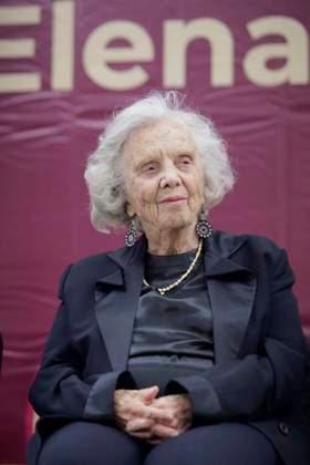 Iztapalapa Mayor s Office Pays Tribute To Mexican Writer Elena Poniatowska Elena Poniatowska, a Mexican writer, receives a tribute led by Aleida Alavez, Mayor of Iztapalapa, in Mexico City, Mexico, on September 8, 2025, at the Civic Plaza of the Plaza Gavilan Housing Unit, which bears her name in recognition of her contribution to Mexican literature, culture, and history. Mexico City Mexico City Mexico Copyright: xGerardoxVieyrax originalFilename: vieyra-notitle250908_npcMy.jpg