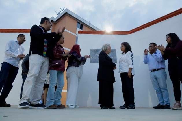 Iztapalapa Mayor s Office Pays Tribute To Mexican Writer Elena Poniatowska Elena Poniatowska, a Mexican writer, pays homage to the flag during a tribute led by Aleida Alavez, Mayor of Iztapalapa, in Mexico City, Mexico, on September 8, 2025, at the Civic Plaza of the Plaza Gavilan Housing Unit, which bears her name in recognition of her contribution to Mexican literature, culture, and history. Mexico City Mexico City Mexico Copyright: xGerardoxVieyrax originalFilename: vieyra-notitle250908_npTQA.jpg