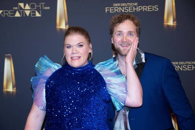 Gisa FLAKE, Schauspielerin, mit Ehemann Knud RIEPEN, Roter Teppich, Red Carpet Show, Ankunft, arrival, Verleihung des Deutschen Fernsehpreises, Die Nacht der Kreativen - Der Deutsche Fernsehpreis 2025, Deutscher Fernsehpreis 2025 in der Flora Koeln, am 09.09.2025.