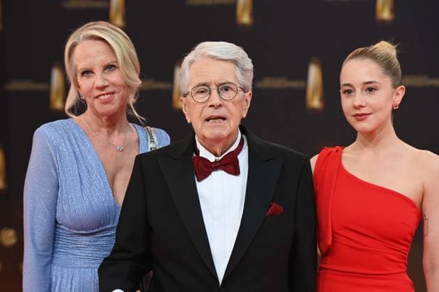 Frank ELSTNER, Showmaster, mit Ehefrau Britta und Tochter Enya, Roter Teppich, Red Carpet Show, Ankunft, arrival, Verleihung des Deutschen Fernsehpreises, Der Deutsche Fernsehpreis 2025, Deutscher Fernsehpreis 2025 in den MMC Studios Koeln, am 10.09.2025.