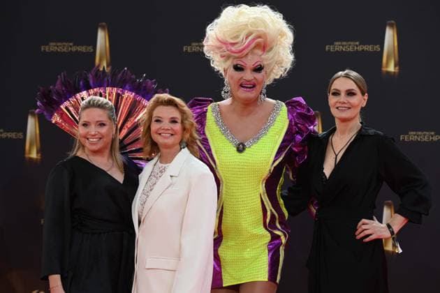 v.l. Caroline FRIER, Schauspielerin, Anette FRIER, Schauspielerin, Olivia JONES, Martina HILL, Schauspielerin, Roter Teppich, Red Carpet Show, Ankunft, arrival, Verleihung des Deutschen Fernsehpreises, Der Deutsche Fernsehpreis 2025, Deutscher Fernsehpreis 2025 in den MMC Studios Koeln, am 10.09.2025.