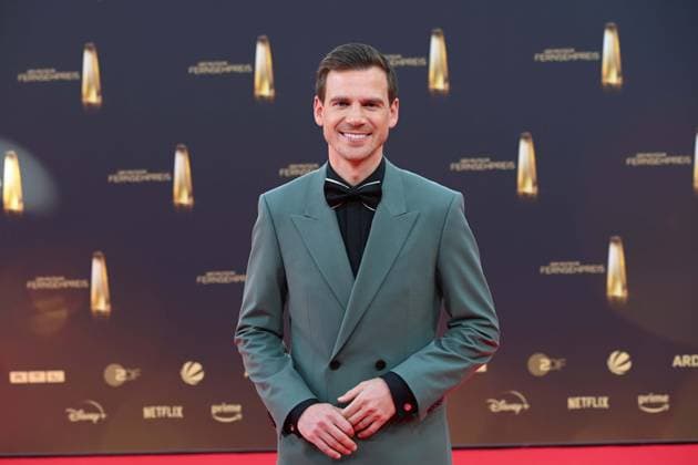 Aljoscha HOEHN, Höhn, Moderator, Roter Teppich, Red Carpet Show, Ankunft, arrival, Verleihung des Deutschen Fernsehpreises, Der Deutsche Fernsehpreis 2025, Deutscher Fernsehpreis 2025 in den MMC Studios Koeln, am 10.09.2025.
