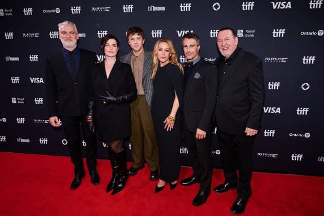 September 13, 2025, Toronto, On, Canada: Sylvain Corbeil, left to right, Anne Emond, Connor Jessup, Piper Perabo, Patrick Hivon and Gilles Renaud are photographed on the red carpet for the film Peak Everything during the Toronto International Film Festival in Toronto, on Saturday, Sept. 13, 2025. Toronto Canada - ZUMAc35_ 20250913_zaf_c35_217 Copyright: xSammyxKoganx