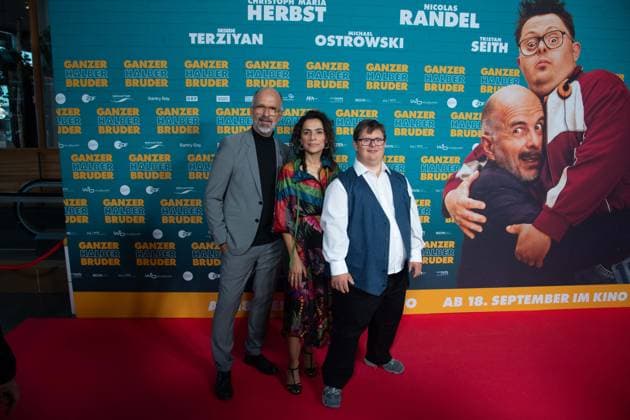 von links: Christoph Maria HERBST, Schauspieler, Sesede TERZIYAN, Schauspielerin, Nicolas Nico RANDEL, Schauspieler, Roter Teppich, Red Carpet Show, Ankunft, arrival, Filmpremiere GANZER HALBER BRUDER am 15.09.2025 im Cinedom-Kino in Koeln,