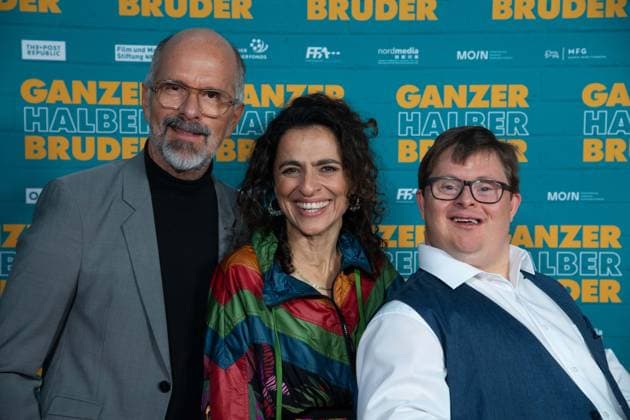 von links: Christoph Maria HERBST, Schauspieler, Sesede TERZIYAN, Schauspielerin, Nicolas Nico RANDEL, Schauspieler, Roter Teppich, Red Carpet Show, Ankunft, arrival, Filmpremiere GANZER HALBER BRUDER am 15.09.2025 im Cinedom-Kino in Koeln,