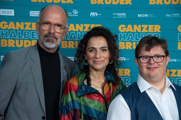 von links: Christoph Maria HERBST, Schauspieler, Sesede TERZIYAN, Schauspielerin, Nicolas Nico RANDEL, Schauspieler, Roter Teppich, Red Carpet Show, Ankunft, arrival, Filmpremiere GANZER HALBER BRUDER am 15.09.2025 im Cinedom-Kino in Koeln,