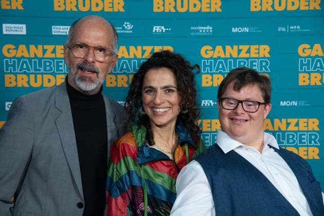 von links: Christoph Maria HERBST, Schauspieler, Sesede TERZIYAN, Schauspielerin, Nicolas Nico RANDEL, Schauspieler, Roter Teppich, Red Carpet Show, Ankunft, arrival, Filmpremiere GANZER HALBER BRUDER am 15.09.2025 im Cinedom-Kino in Koeln,