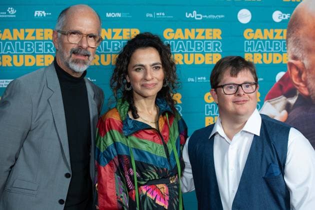 von links: Christoph Maria HERBST, Schauspieler, Sesede TERZIYAN, Schauspielerin, Nicolas Nico RANDEL, Schauspieler, Roter Teppich, Red Carpet Show, Ankunft, arrival, Filmpremiere GANZER HALBER BRUDER am 15.09.2025 im Cinedom-Kino in Koeln,