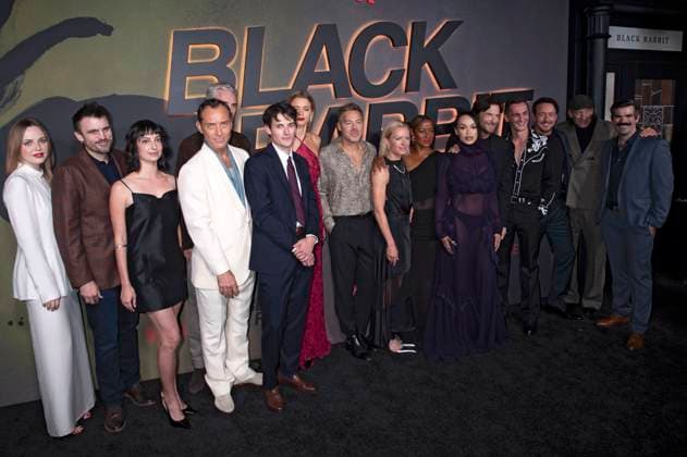 Odessa Young, Andrew Hinderaker, Ali Stoner, Jude Law, Ben Jackson, Eli Kollman, Abbey Lee, Zach Baylin, Kate Susman, Amaka Okafor, Cleopatra Coleman, Jason Bateman, Forrest Weber, Chris Coy und Troy Kotsur bei der Premiere der Netflix Miniserie Black Rabbit im SVA Theater. New York, 16.09.2025