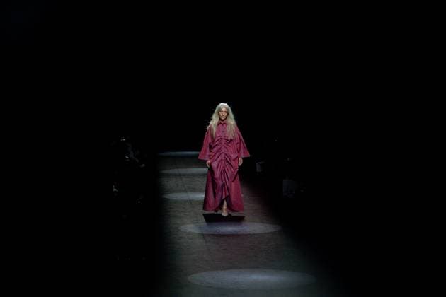 Angel Schlessers fashion show at MBFW Madrid A model during Angel Schlessers fashion show, at the 82nd edition of Mercedes Benz Fashion Week Madrid, at Ifema in Madrid, on September 20, 2025, in Madrid Spain This years edition is held from September 17 to 21 and commemorates the 40th anniversary of the catwalk The SS25 collection, Antonte, which means the day before yesterday in Galician, paid tribute to the designers roots, using natural linen as a common thread and divided into three stages from classic purity, through garments with plastic and architectural interventions, to sculptural pieces with hand finishes, embroidery and draping 20 SEPTEMBER 2025 FASHION SHOW MODEL MBFW FASHION WEEK MADRID Madrid Madrid Spain Copyright: xRicardoxRubiox 6970800