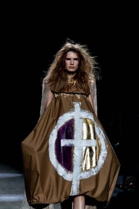 Angel Schlessers fashion show at MBFW Madrid A model during Angel Schlessers fashion show, at the 82nd edition of Mercedes Benz Fashion Week Madrid, at Ifema in Madrid, on September 20, 2025, in Madrid Spain This years edition is held from September 17 to 21 and commemorates the 40th anniversary of the catwalk The SS25 collection, Antonte, which means the day before yesterday in Galician, paid tribute to the designers roots, using natural linen as a common thread and divided into three stages from classic purity, through garments with plastic and architectural interventions, to sculptural pieces with hand finishes, embroidery and draping 20 SEPTEMBER 2025 FASHION SHOW MODEL MBFW FASHION WEEK MADRID Madrid Madrid Spain Copyright: xRicardoxRubiox 6970802