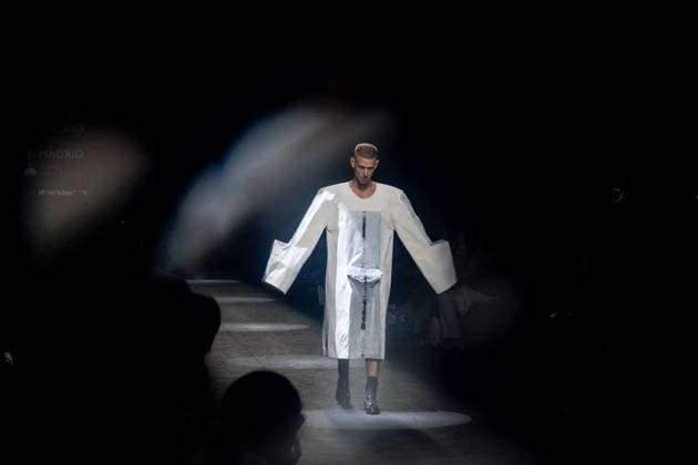 Angel Schlessers fashion show at MBFW Madrid A model during Angel Schlessers fashion show, at the 82nd edition of Mercedes Benz Fashion Week Madrid, at Ifema in Madrid, on September 20, 2025, in Madrid Spain This years edition is held from September 17 to 21 and commemorates the 40th anniversary of the catwalk The SS25 collection, Antonte, which means the day before yesterday in Galician, paid tribute to the designers roots, using natural linen as a common thread and divided into three stages from classic purity, through garments with plastic and architectural interventions, to sculptural pieces with hand finishes, embroidery and draping 20 SEPTEMBER 2025 FASHION SHOW MODEL MBFW FASHION WEEK MADRID Madrid Madrid Spain Copyright: xRicardoxRubiox 6970807