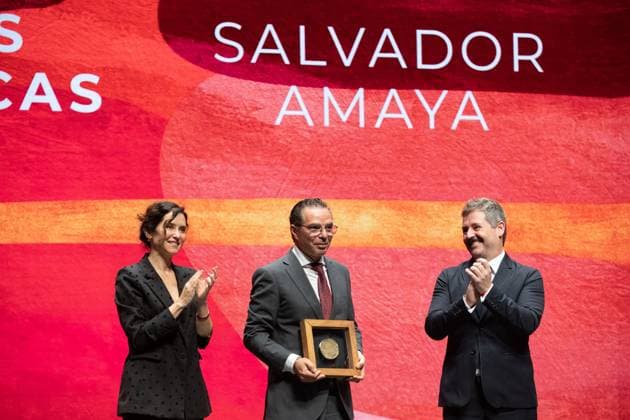 Ayuso presides over the presentation of the International Medal of Arts and Culture Awards 2025 of the Regional Government The sculptor Salvador Amaya, receives a plastic arts award c , together with the President of the Community of Madrid, Isabel Díaz Ayuso i , and the Regional Minister of Culture, Tourism and Sport, Mariano de Paco Serrano, d during the presentation of the International Medal of Arts and Culture Awards 2025 of the Regional Government, at the Teatro Auditorio San Lorenzo de El Escorial, on September 22, 2025, in San Lorenzo de El Escorial, Madrid Spain The presentation of the International Medal of the Arts and the Culture Awards 2025 of the Regional Government of Madrid is an institutional act where extraordinary career Copyright: xRafaelxBastantex 6973952