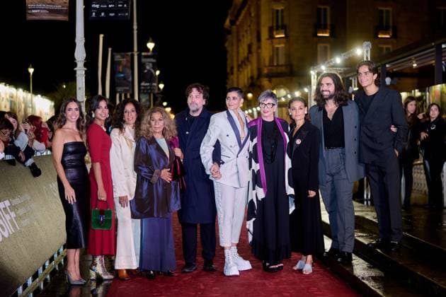 Flores Para Antonio - Red Carpet - 73rd San Sebastian International Film Festival In San Sebastian, Spain, on September 23, 2025, Lolita Flores, Rosario Flores, Alba Flores, Elena Furiase, Guillermo Furiase, Ola Orellana, Pedro Antonio Lazaga, Isaki Lacuesta, and Elena Molina attend the red carpet event for Flores para Antonio during the 73rd San Sebastian Donostia International Film Festival - Zinemaldia. San Sebastian Spain Copyright: xCOOLMediax originalFilename: coolmedia-notitle250923_npFCB.jpg