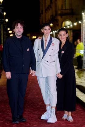 Flores Para Antonio - Red Carpet - 73rd San Sebastian International Film Festival In San Sebastian, Spain, on September 23, 2025, Lolita Flores, Rosario Flores, Alba Flores, Elena Furiase, Guillermo Furiase, Ola Orellana, Pedro Antonio Lazaga, Isaki Lacuesta, and Elena Molina attend the red carpet event for Flores para Antonio during the 73rd San Sebastian Donostia International Film Festival - Zinemaldia. San Sebastian Spain Copyright: xCOOLMediax originalFilename: coolmedia-notitle250923_npmjC.jpg